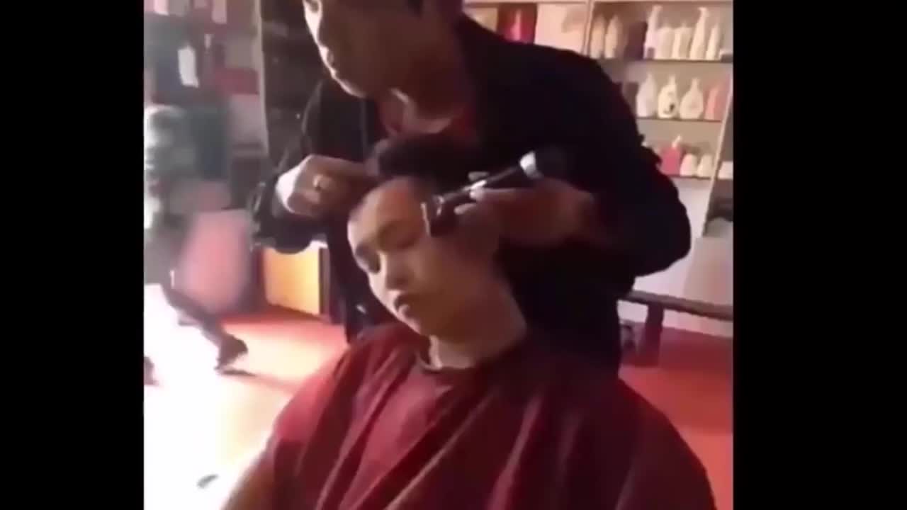 Cạo sạch lông mày khách vì mải mê nhìn người đẹp