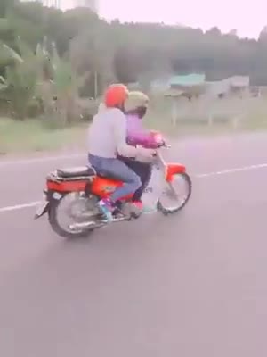 Nữ quái xế “phê thuốc” quẩy tưng bừng trên xa lộ 