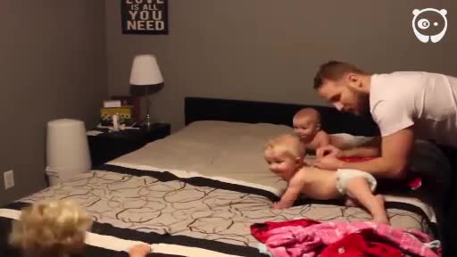 Ông bố 'khốn khổ' với bốn đứa trẻ nghịch ngợm