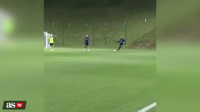 Pha khống chế bóng điệu nghệ của Griezmann