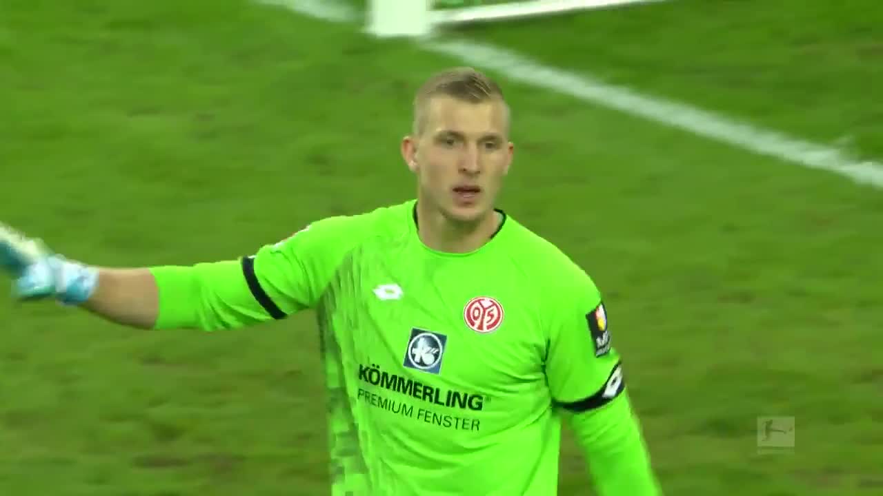 Thủ môn ở Bundesliga để vuột bóng như bị ảo giác