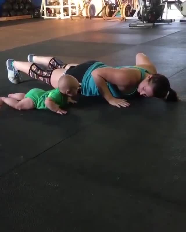 Bé yêu cùng mami tập thể dục mỗi ngày
