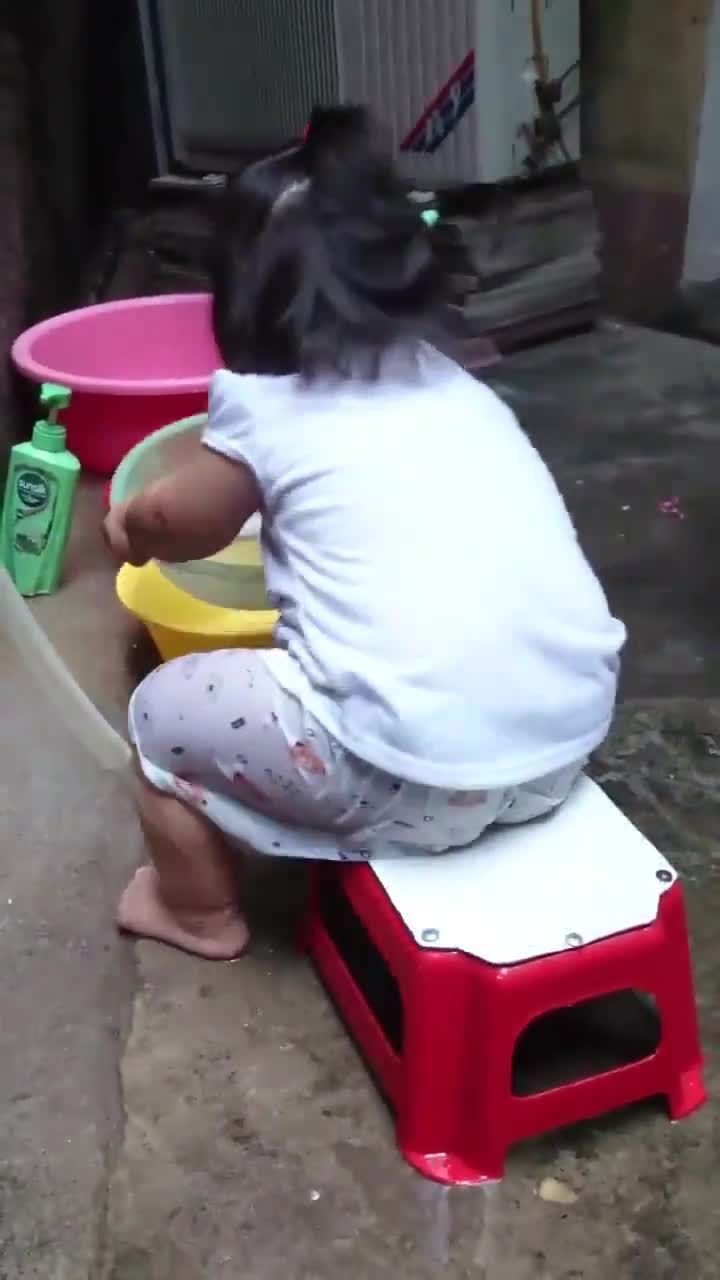 Em bé đảm đang nhất quả đất