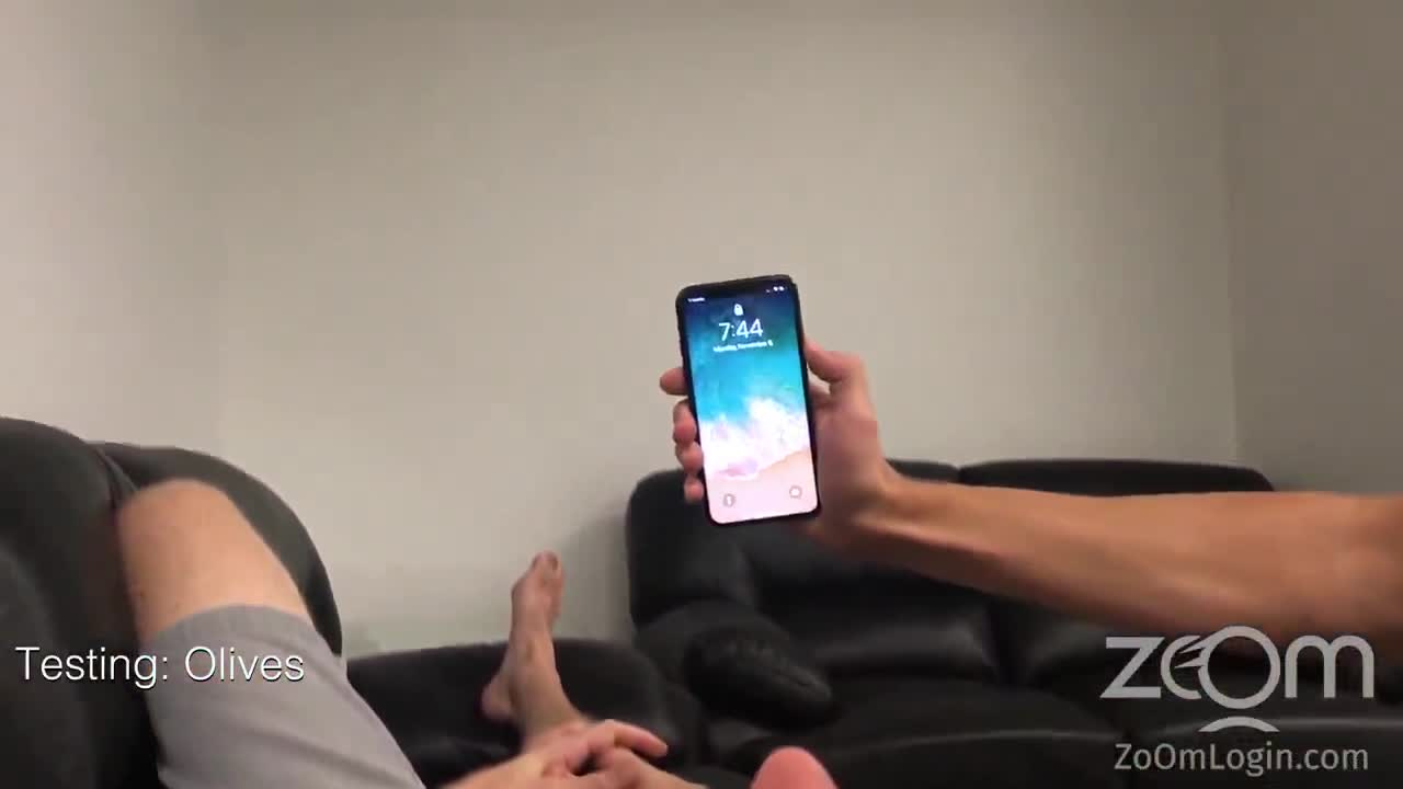 Giấy, pizza, hạt olive và nắp chai bạn vẫn có thể đánh lừa Face ID trên iPhone X 