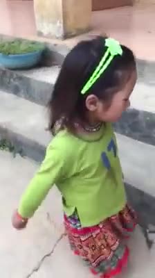 Bé gái cụt 2 chân leo bậc thềm vào lớp học ở Sơn La