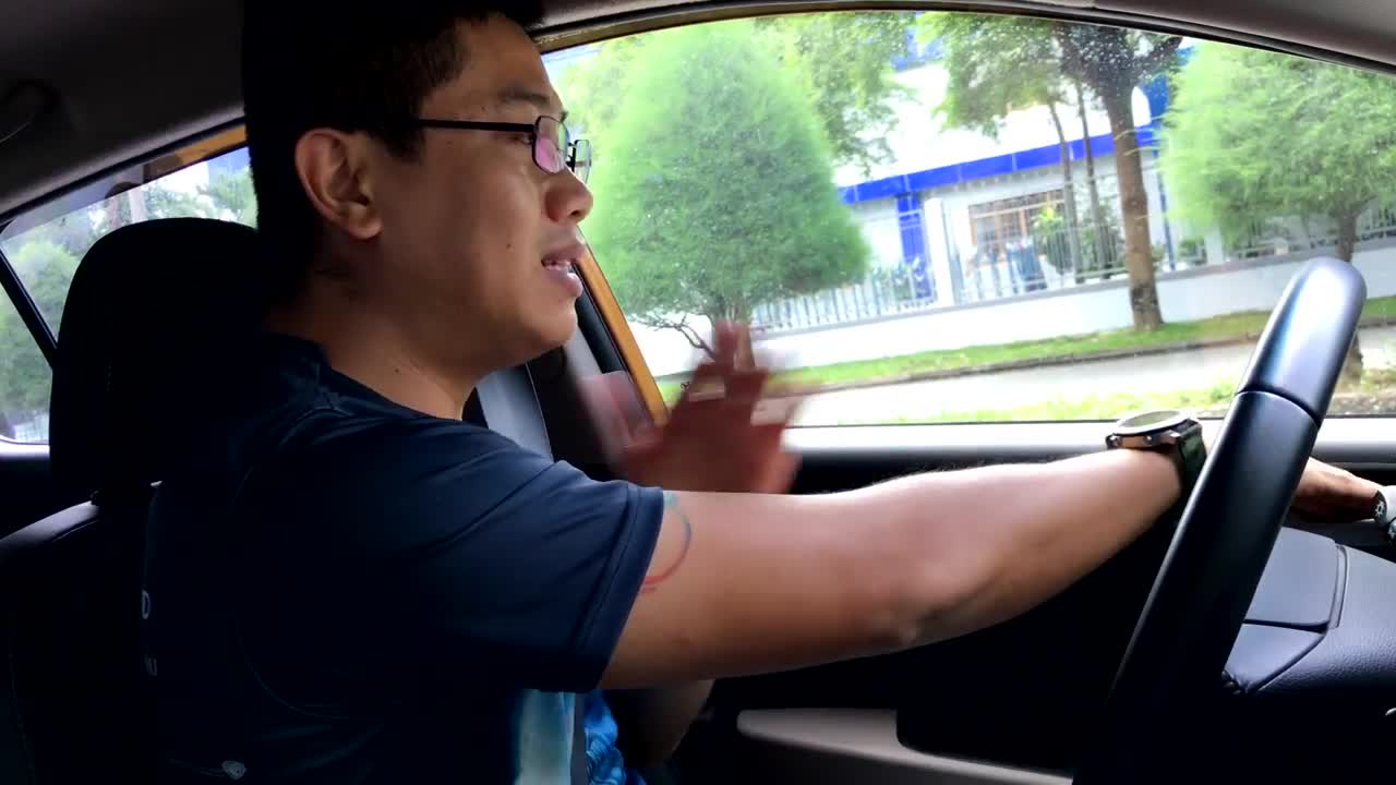 Hướng dẫn Mở cửa xe ô tô đúng cách, tránh được rất nhiều tai nạn 