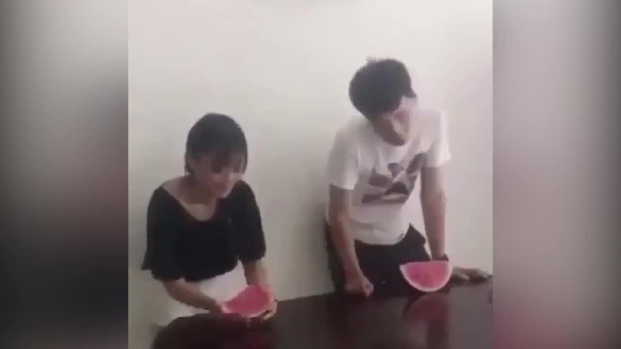 Cô gái giật mình với tốc độ ăn của bạn trai