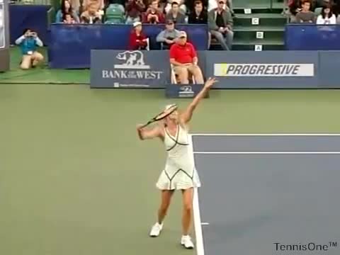 Quay chậm Maria Sharapova phát bóng