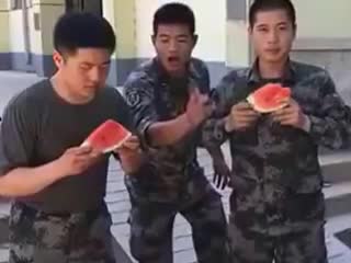 Thánh ăn dưa hấu 