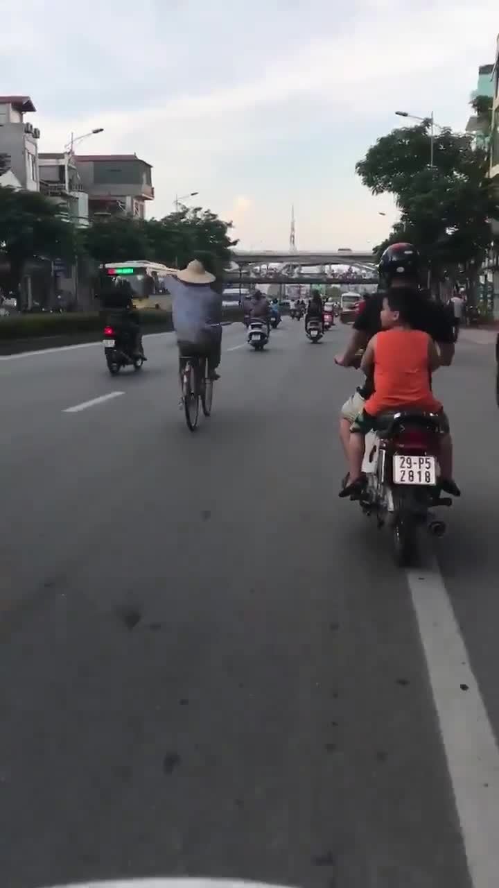 “Bay” giữa đường phố 