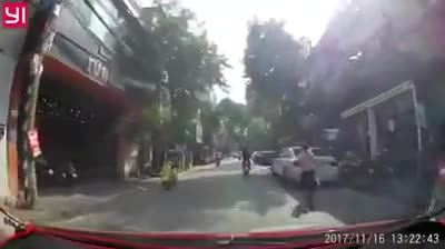 Xe máy đang đi bất ngờ bốc cháy