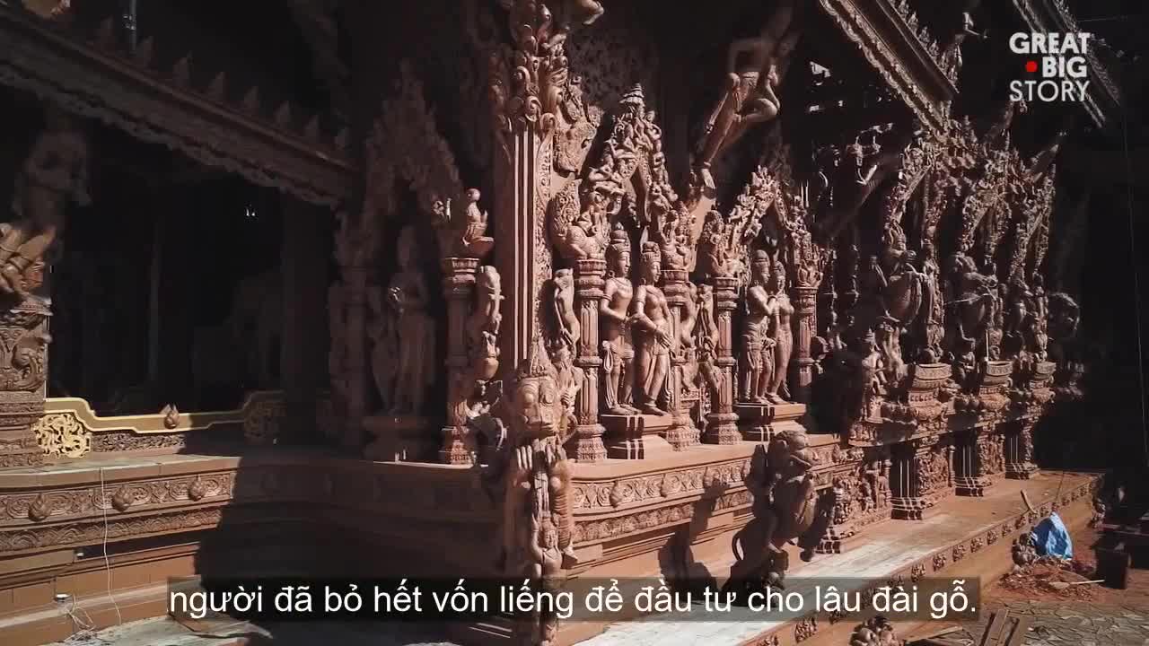 Bên trong lâu đài gỗ không dùng đinh ở Thái Lan