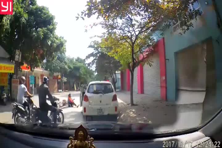 Tài xế dửng dưng sau khi mở cửa ôtô quệt ngã cô gái đi xe đạp