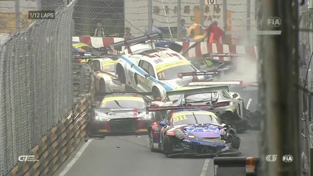 Đâm xe 'dồn toa' trên đường đua Macau