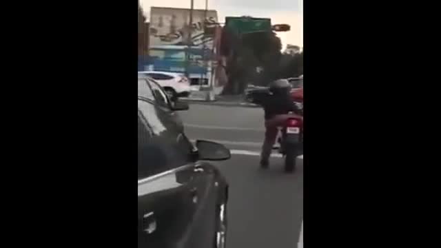 Bí kíp chống chân của chàng trai chân ngắn
