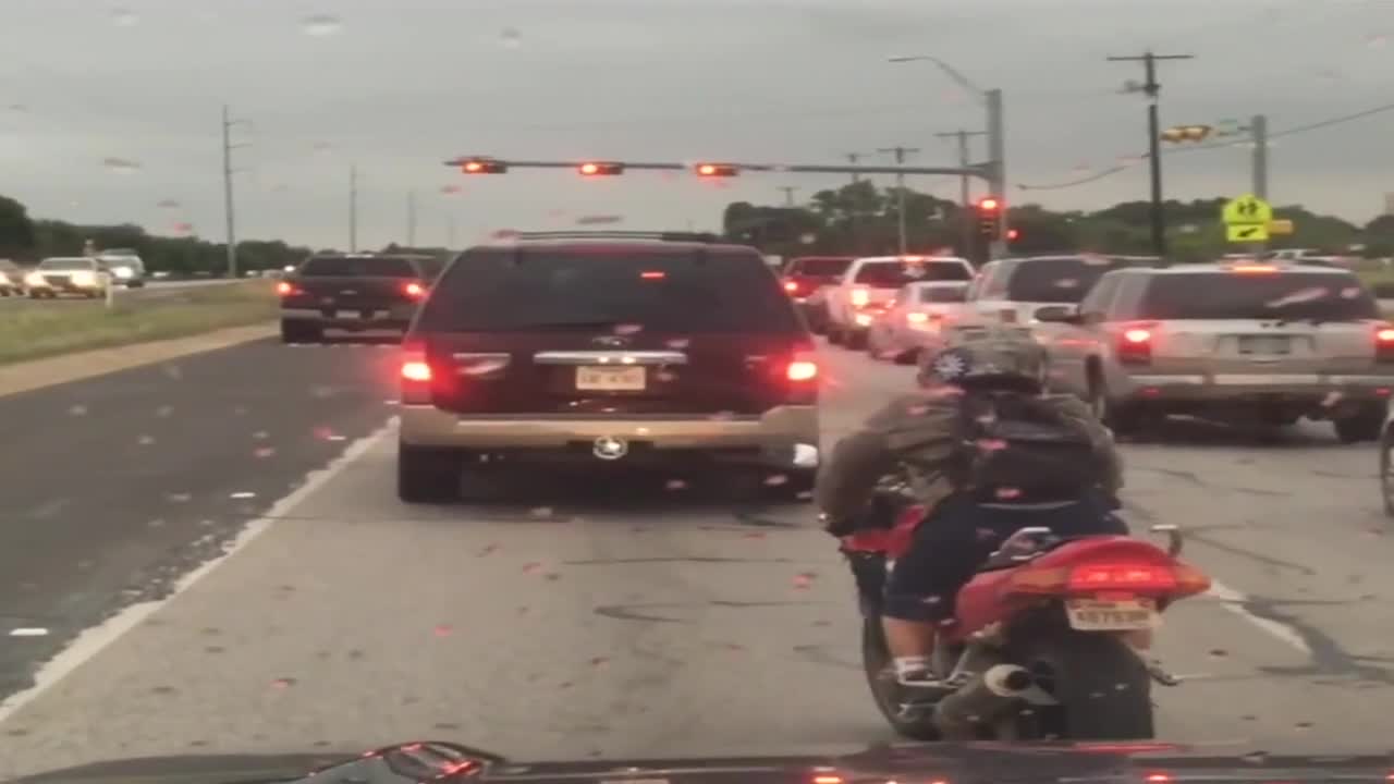 Bí kíp lái xe phân khối lớn của chàng trai chân ngắn
