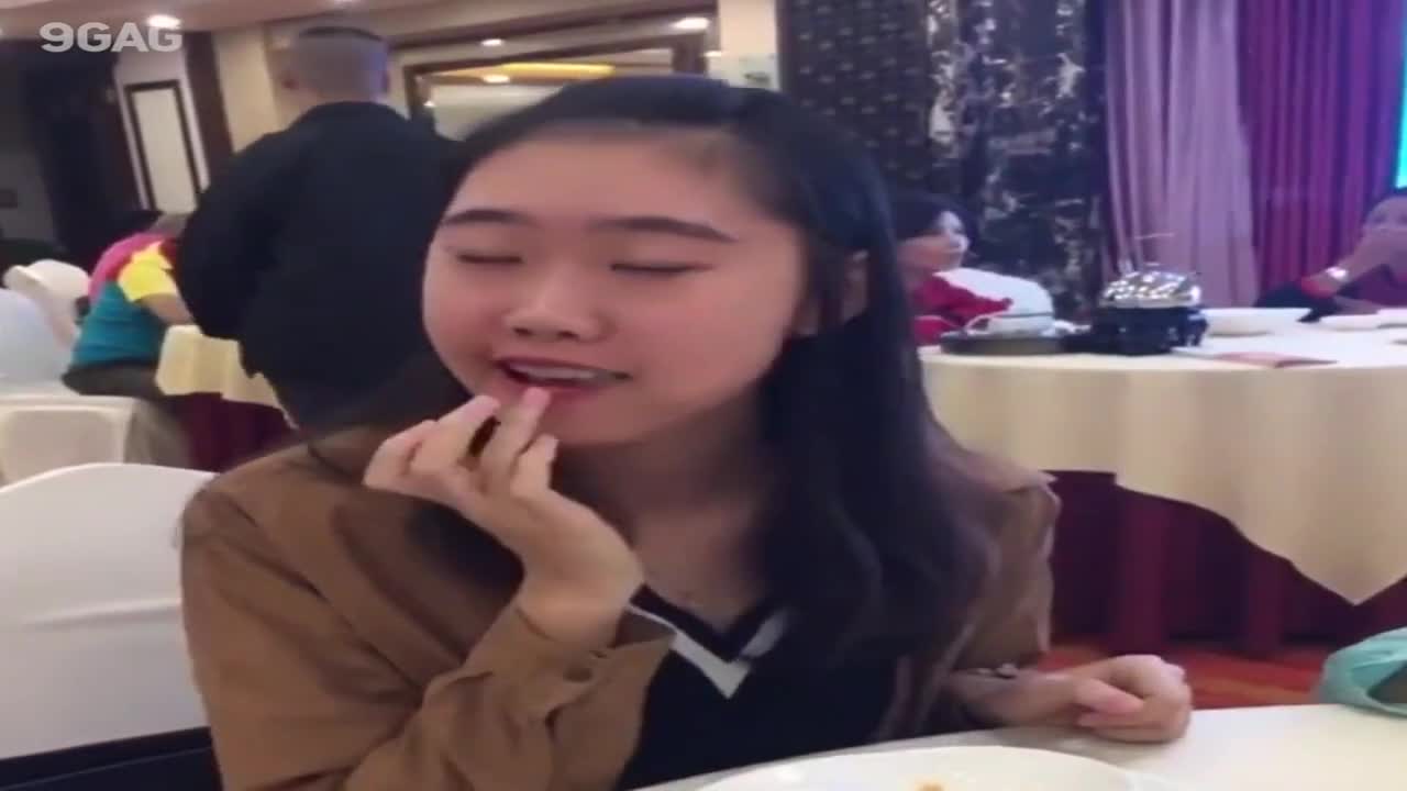 Cánh mày râu choáng với mẹo ăn chống trôi son của chị em