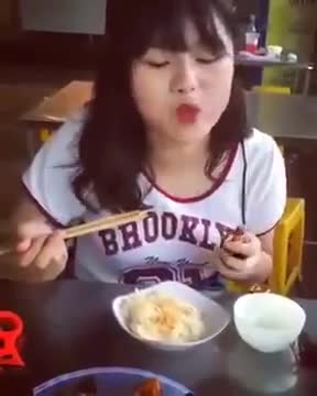 Người đẹp vừa ăn vừa tô son