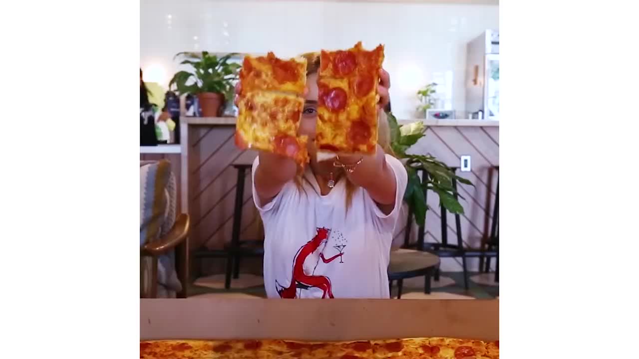 Pizza lớn nhất thế giới thách thức người phàm ăn