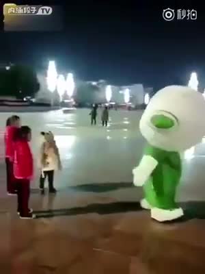 Quẩy hơi nhiệt tình tý thôi mà 