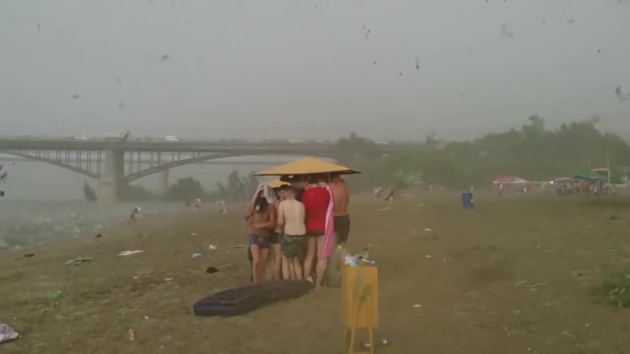 Người dân hoảng loạn vì trận mưa đá giống "ngày tận thế"