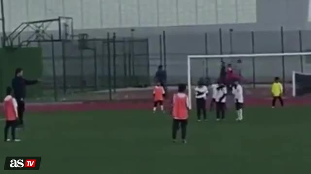 Con trai Ronaldo đá phạt hàng rào đẹp như bố