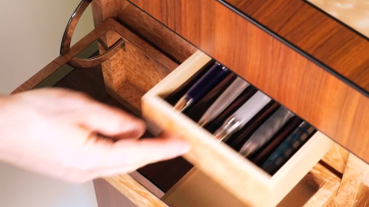 Chiếc bàn gỗ chứa "ngàn" ngăn bí mật