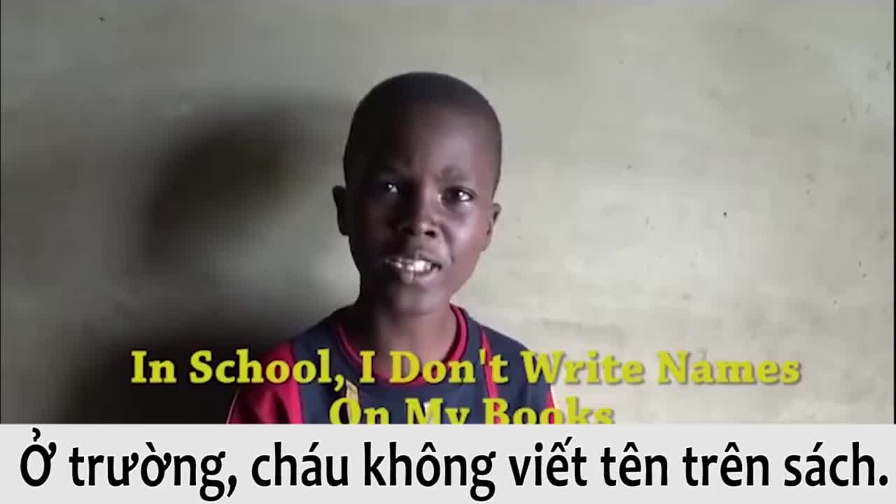 Cậu bé châu Phi mếu máo vì không đánh vần được tên mình