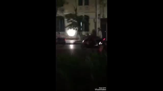 Các thanh niên trùm chăn ra đường chống rét Hà Nội V