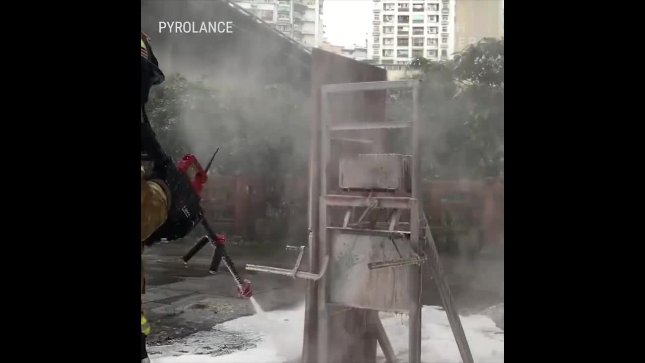 Súng cứu hỏa phun nước xuyên tường bê tông, cửa sắt