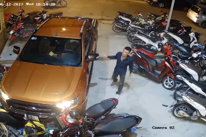 Cô gái đứng buộc tóc thoát nạn khi ôtô tông hàng loạt xe máy