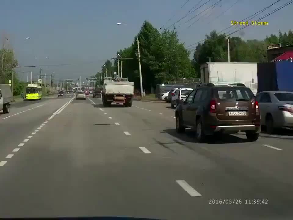 Chỉ 1 pha phanh gấp thôi!