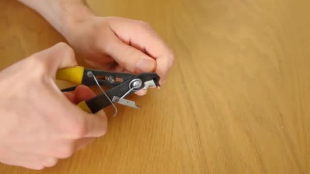 Tách dây bằng kìm tuốt dây