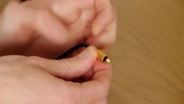Lắp các bộ phận của jack cắm qua dây điện