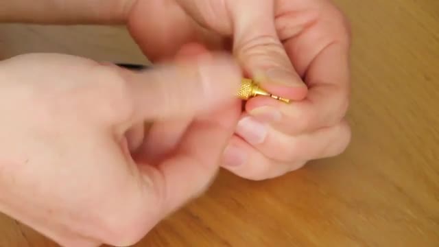 Vặn lại nắp jack cắm tai nghe
