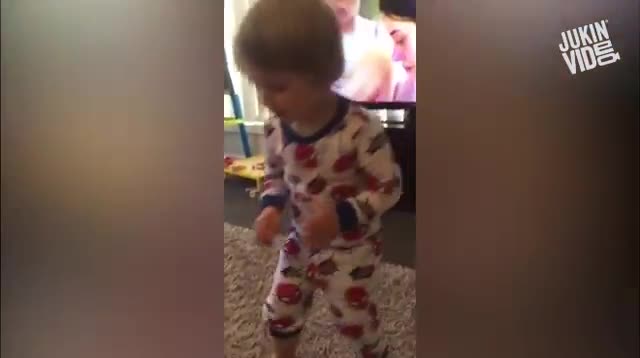 “Ông là ai, cháu không biết ông ông đi ra đi“