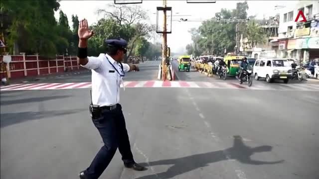 Cảnh sát Ấn Độ gây sốt khi vừa nhảy vừa điều khiển giao thông