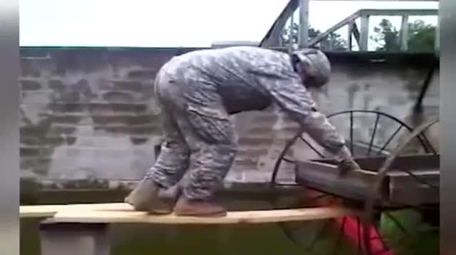 Khi các anh lính nước ngoài vui tính nghịch ngợm