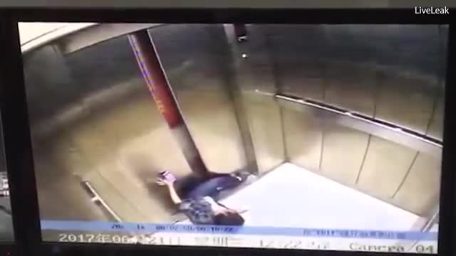 Mất một chân vì vừa bấm điện thoại vừa bước vào thang máy