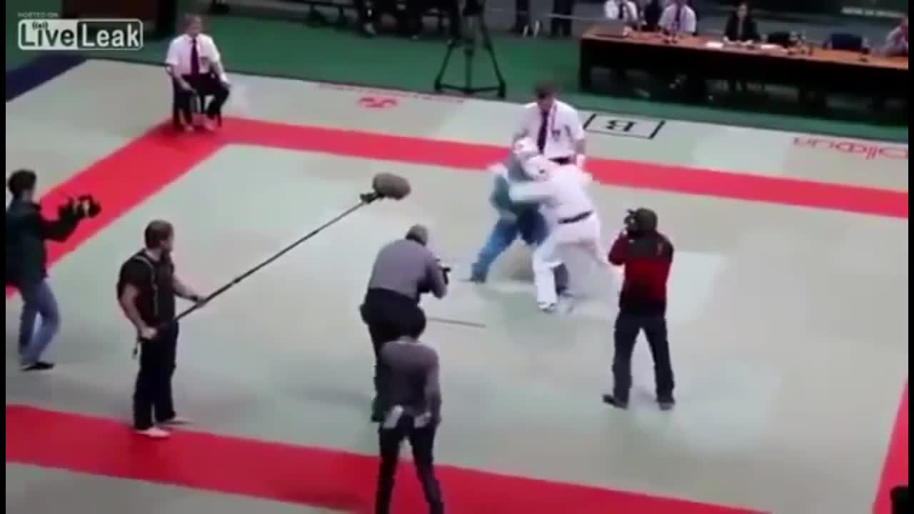 Trọng tài 'tung cước' hạ gục hai võ sĩ Karate ngay trên sàn đấu