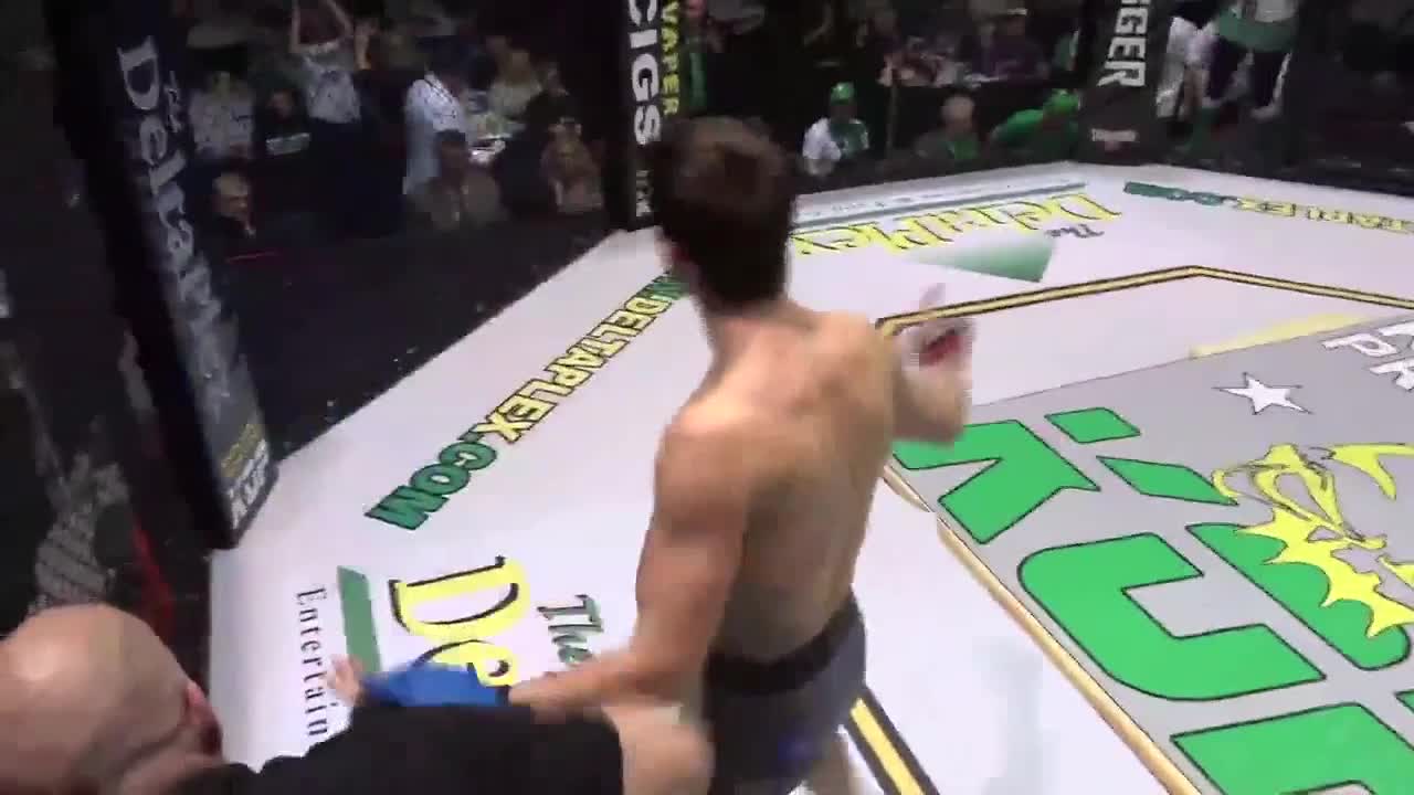 Võ sĩ tấn công trọng tài sau khi bị hạ knock out
