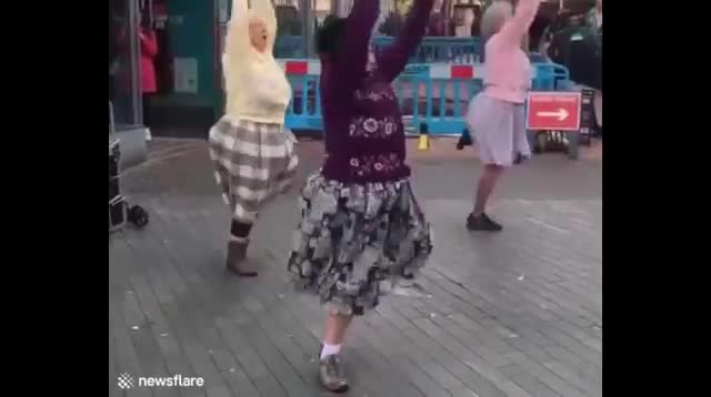 Khi về già ai cũng muốn có một hội bạn thân thế này! 