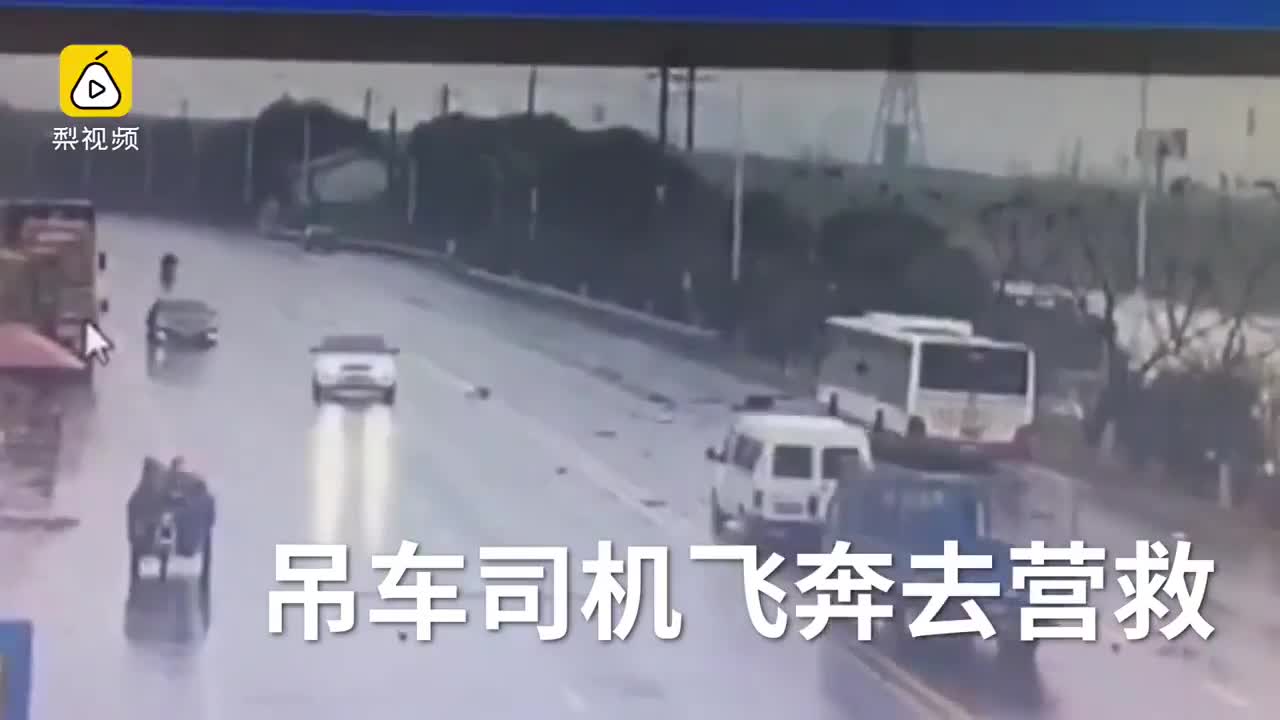 Tài xế xe cẩu nhanh trí cứu hành khách xe buýt lao sông