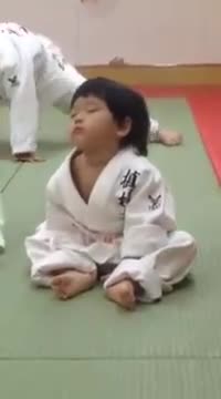 Bé ngủ gật khi học võ