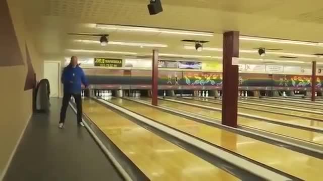 Cao thủ chơi Bowling bằng bóng bàn