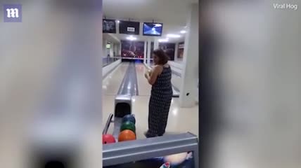 Khi người đẹp trổ tài ném bowling