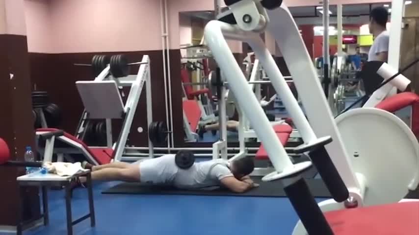 Người đàn ông nâng tạ bằng mông