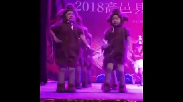 Khi bạn mê bóng đá mà bố mẹ lại bắt làm dancer