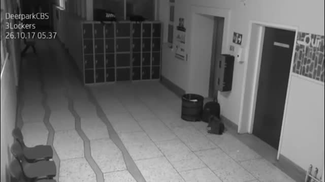 Video xôn xao cảnh bóng ma phá hoại trường học Ireland
