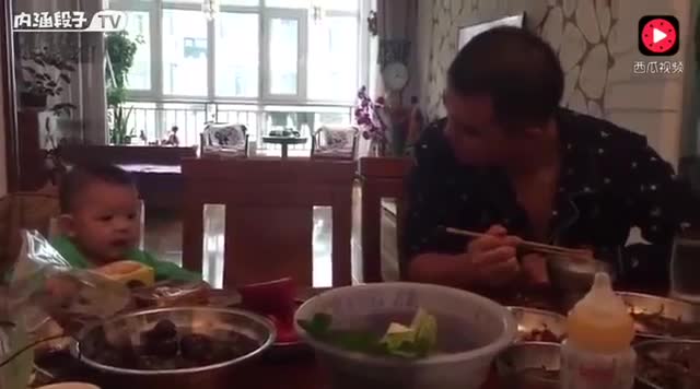 Bé đang khóc bỗng đánh trống lảng khi bị bố nhìn